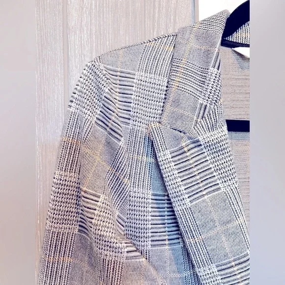 107. H&M Plaid Tailored Ladies Blazer 4 EUC - Picture 3 of 7